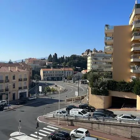 Lumineux A 2 Mn A Pied De La Cannes